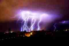 加州一對(duì)情侶遭雷劈中毫發(fā)無(wú)傷 專(zhuān)家稱(chēng)或因手牽手