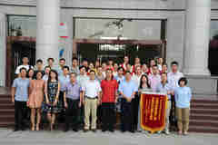 大英縣向成都航院贈送“三下鄉(xiāng)”錦旗并捐贈殘疾人輔具