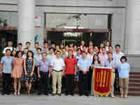 大英县向成都航院赠送“三下乡”锦旗并捐赠残疾人辅具