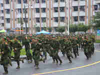 成都航院组织2015级新生开展应急疏散与消防演练